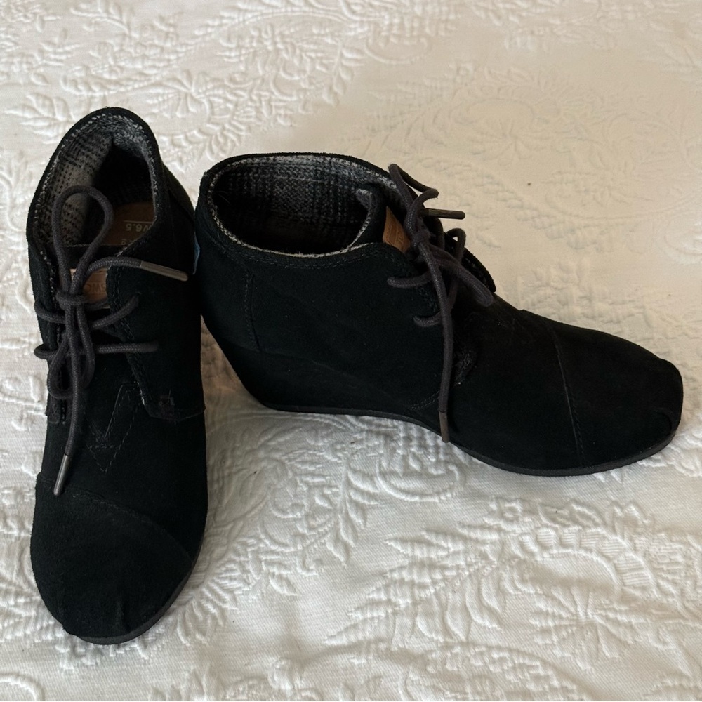 TOMS Black Suede Wedge Ankle Lace up Boot Booties size 6.5